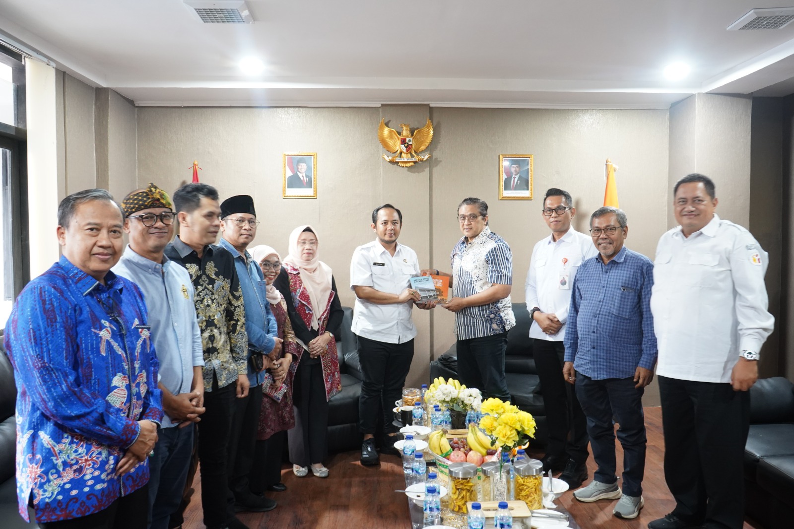 Foto bersama pimpinan Bawaslu dan Wakil Ketua Komisi II DPR RI selepas Diskusi (6/5/26)