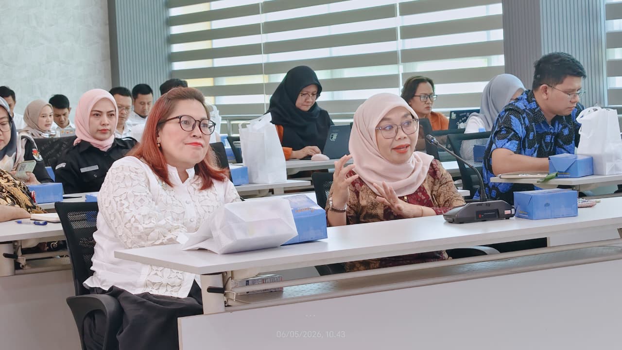 Kordiv. P2H Bawaslu Jabar Hj. Nuryamah menyampaikan pandangan pada rapat koordinasi Tim Kelompok Kerja (Tim Pokja) Indeks Demokrasi Indonesia (IDI) Jawa Barat di Kantor Badan Kesatuan Bangsa dan Politik (Bakesbangpol) Provinsi Jawa Barat, Rabu (6/5/2026).
