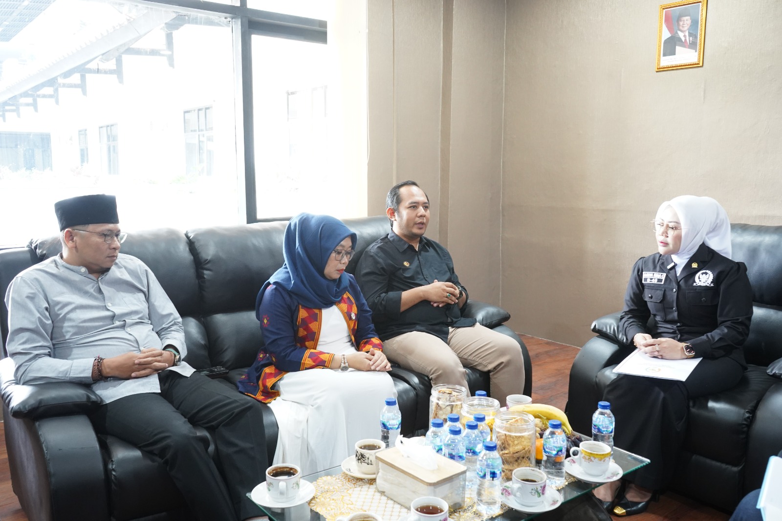 Ketua Bawaslu Provinsi Jawa Barat Zaky Muhammad Zam-zam (tengah) didampingi jajaran pimpinan Bawaslu Jabar saat menerima kunjungan kerja dan audiensi Anggota Komite I DPD RI Aanya Rina Casmayanti di Ruang Rapat Kantor Bawaslu Provinsi Jawa Barat, Kota Bandung, Senin (11/5/2026).