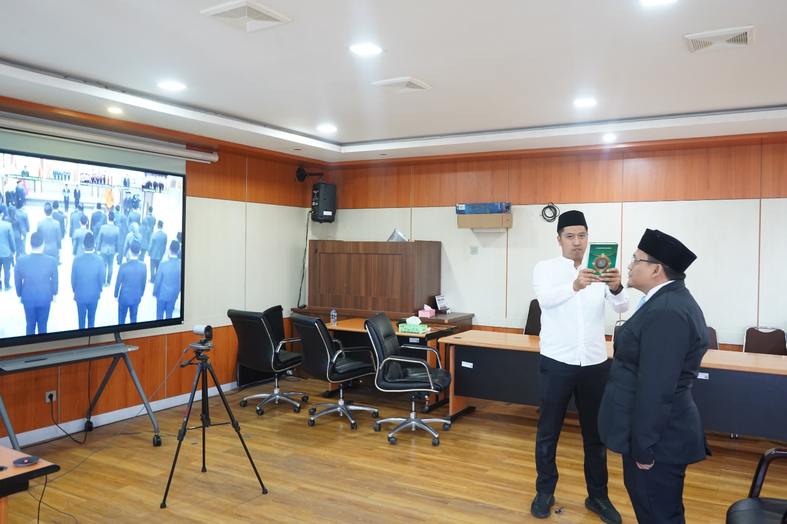 Pejabat Fungsional Bawaslu Jawa Barat, Satrio Nugraha, mengikuti prosesi pengambilan sumpah/janji jabatan dalam pelantikan pejabat administrasi dan fungsional Bawaslu RI secara virtual, Rabu (13/5/2026).