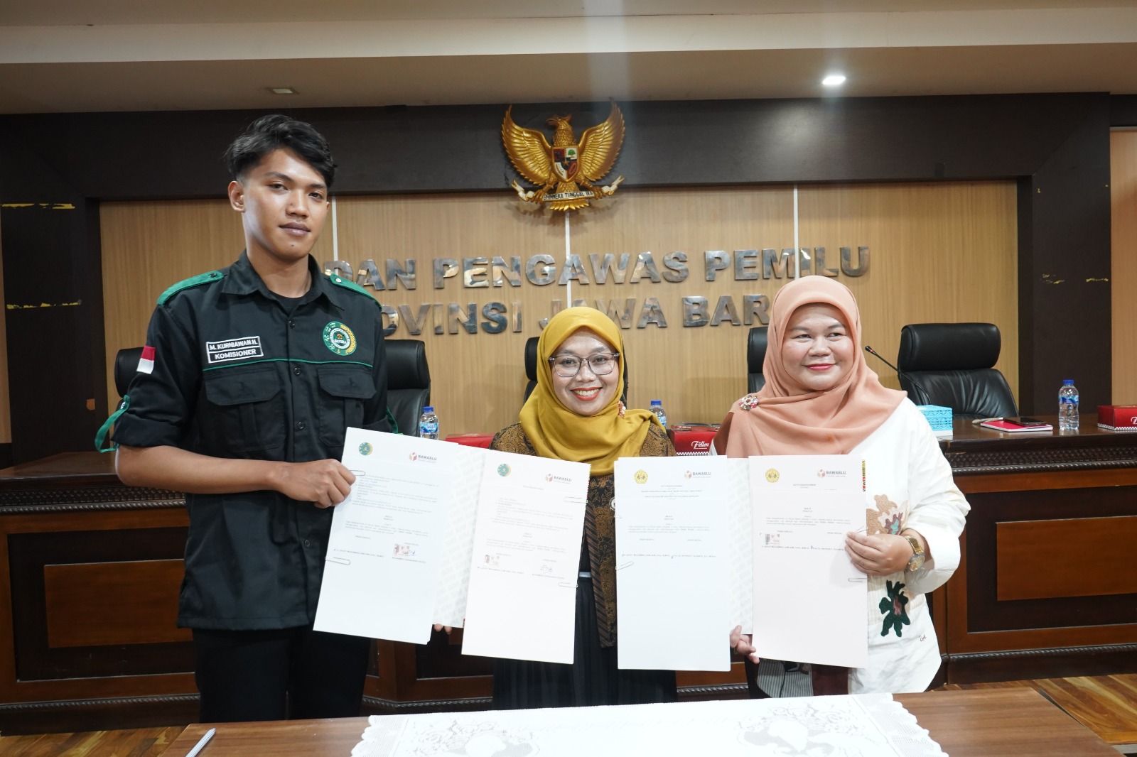 Koordinator Divisi Pencegahan dan Partisipasi Masyarakat Bawaslu Jawa Barat, Hj. Nuryamah, S.H., M.H. (tengah), bersama Dekan Fakultas Hukum Universitas Pasundan (kanan) dan Ketua Bapera FH Unpas (kiri) berfoto bersama seusai penandatanganan nota kesepahaman kerja sama pengawasan pemilu partisipatif di Sekretariat Bawaslu Jawa Barat, Rabu (13/5/2026)