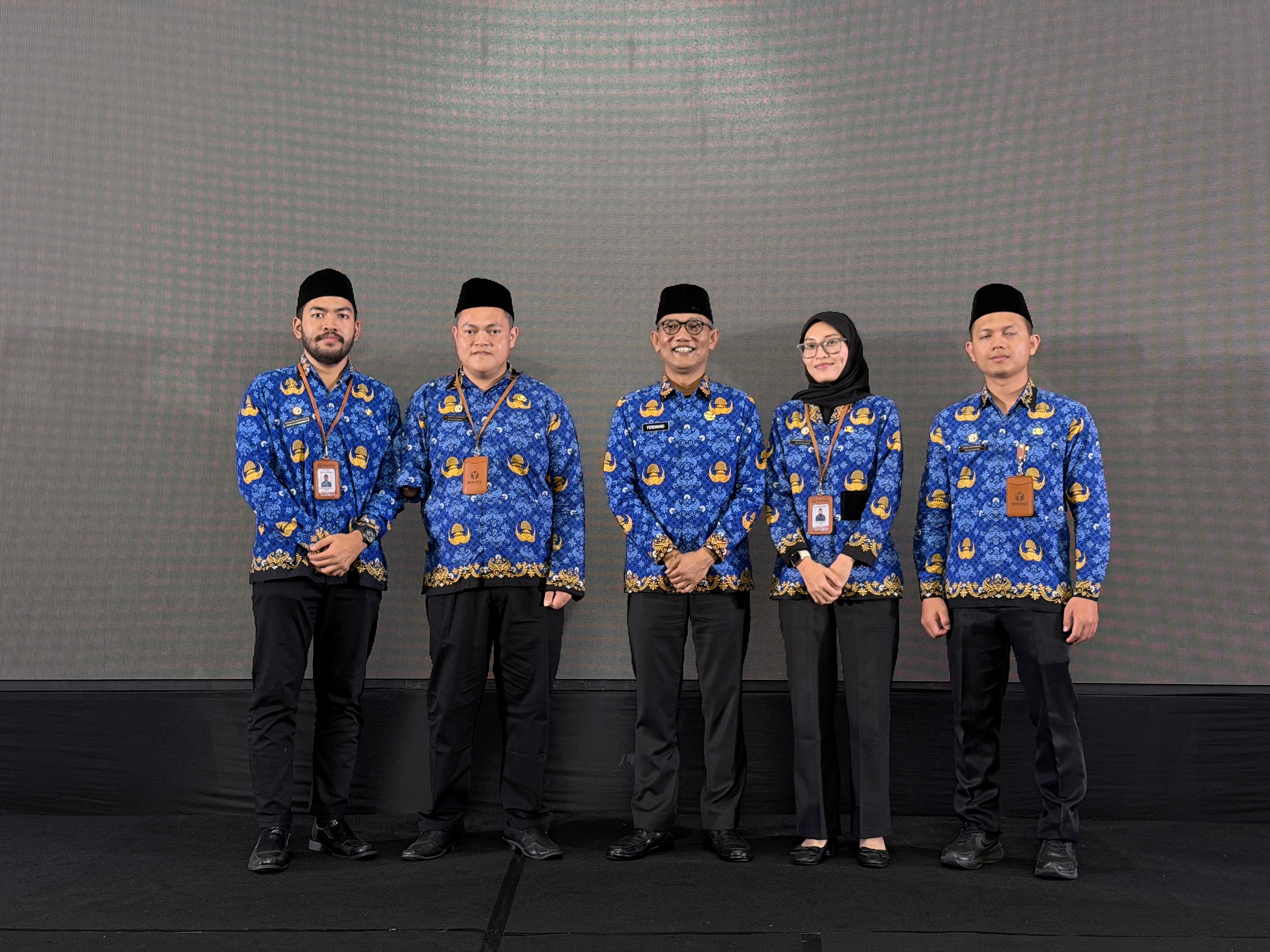 Sekretaris Jenderal Bawaslu RI, Drs. Ferdinand Eskol Tiar Sirait, M.H., M.E., M.Si. (tengah), berfoto bersama perwakilan Pegawai Negeri Sipil (PNS) Bawaslu Provinsi Jawa Barat usai prosesi Pengambilan Sumpah/Janji PNS di Jakarta, Selasa (19/5/2026).