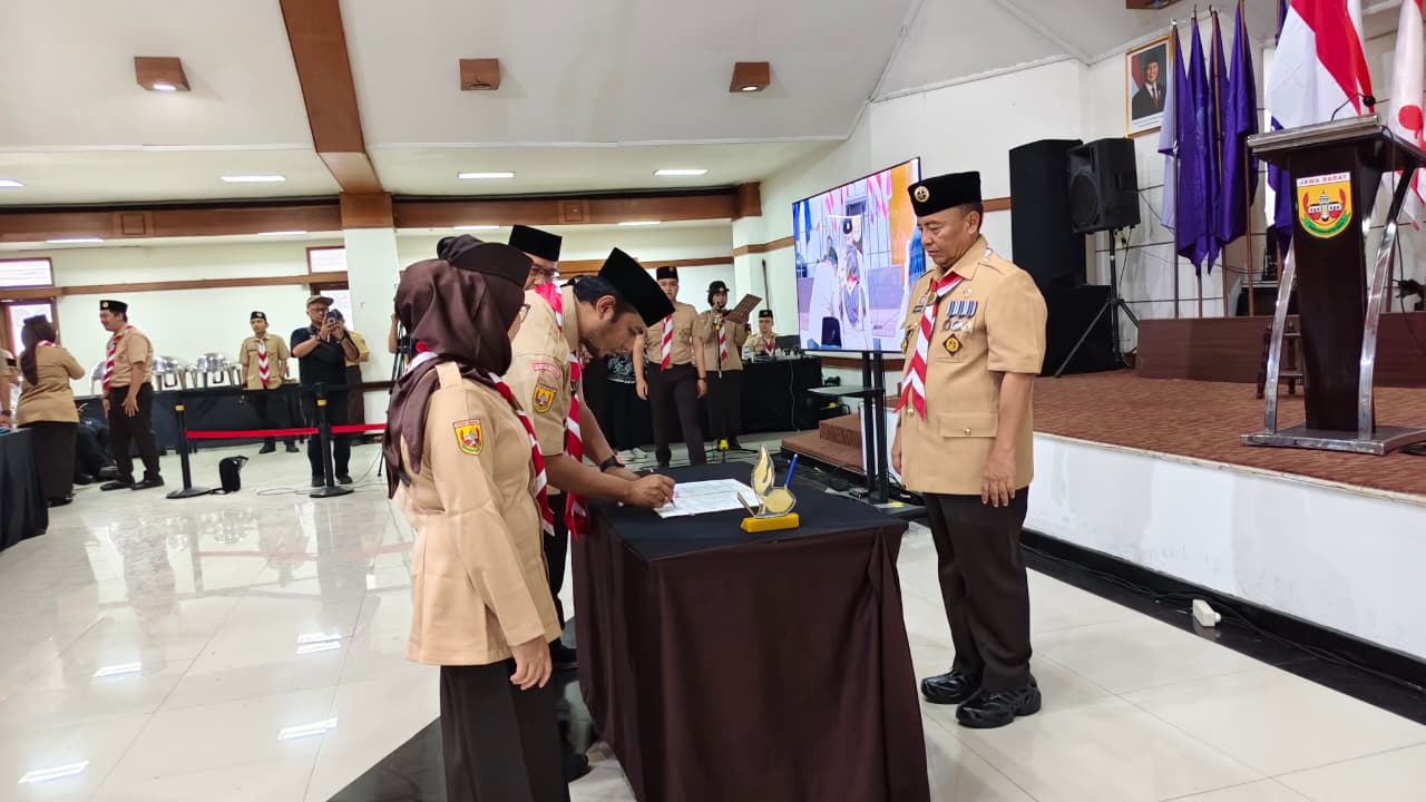Ketua Badan Pengawas Pemilihan Umum Provinsi Jawa Barat, Zacky Muhammad Zam Zam, didampingi Anggota Bawaslu Jawa Barat, Nuryamah, dan Kepala Sekretariat, Widodo Wuryanto, menandatangani nota kesepahaman penguatan pengawasan partisipatif masyarakat di Gedung Pramuka Jawa Barat, Bandung, Kamis (21/5/2026).
