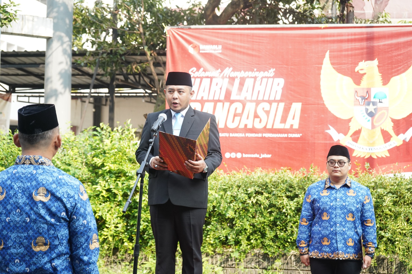Ketua Bawaslu Provinsi Jawa Barat H. Zacky Muhammad Zam Zam bertindak sebagai Inspektur Upacara saat membacakan pidato tertulis Kepala BPIP RI pada Upacara Peringatan Hari Lahir Pancasila di lapangan Sekretariat Bawaslu Provinsi Jawa Barat, Kota Bandung, Senin (1/6/2026). 
