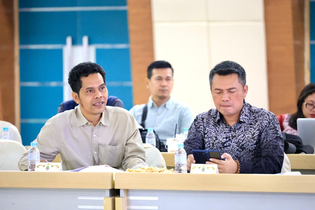 Koordinator Divisi Hukum dan Diklat Bawaslu Jabar Usep Agus Zawari (kanan) menyampaikan pokok pikiran kelembagaan dalam Rapat Dengar Pendapat (RDP) Komisi I DPRD Provinsi Jawa Barat di Aula Utama BPSDM Provinsi Jawa Barat, Kota Cimahi, Kamis (4/6/2026).