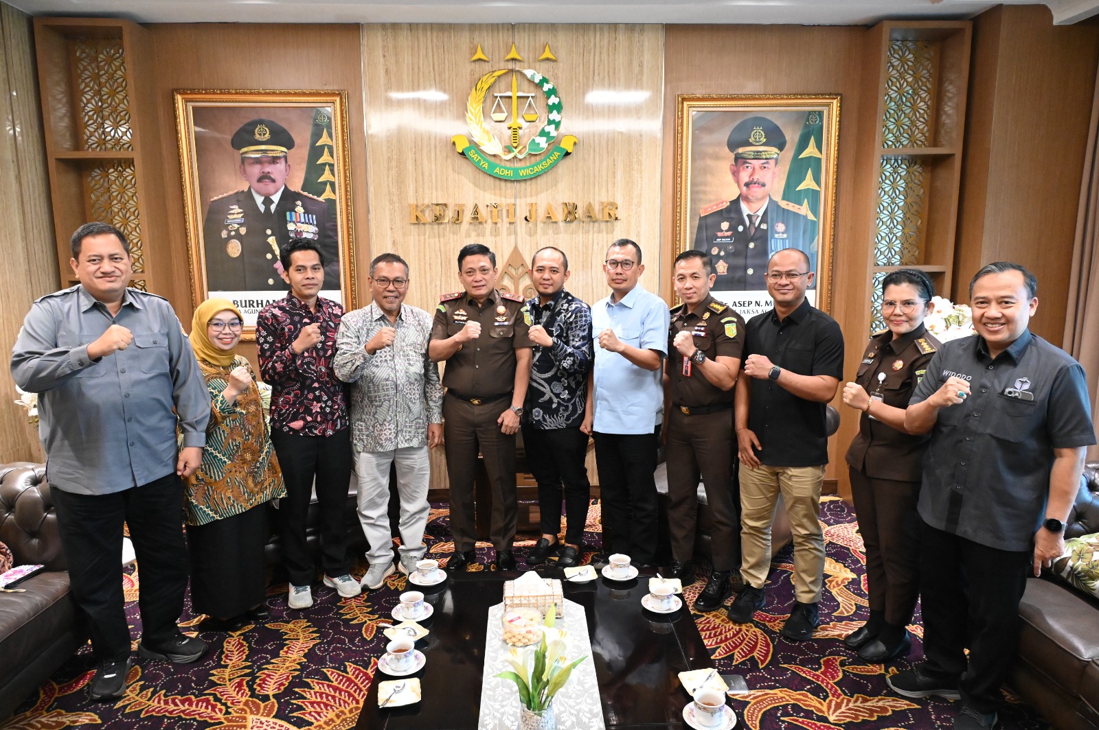 Ketua Bawaslu Provinsi Jawa Barat H. Zacky Muhammad Zam Zam bersama jajaran pimpinan melakukan foto bersama Kepala Kejaksaan Tinggi (Kajati) Jawa Barat Dr. Sutikno, S.H., M.H. usai menggelar silaturahmi kelembagaan dan koordinasi persiapan pembentukan Sentra Gakkumdu di Kantor Kejaksaan Tinggi Jawa Barat, Kota Bandung, Selasa (9/6/2026)