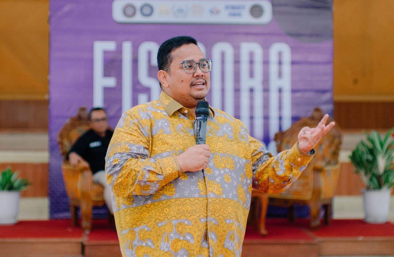 Ketua Bawaslu RI, Rahmat Bagja, memaparkan sejumlah tantangan dalam menjaga substansi demokrasi di tengah meningkatnya dinamika kontestasi politik saat menjadi pembicara pada Seminar Nasional Universitas Galuh Ciamis, 10 Juni 2026.