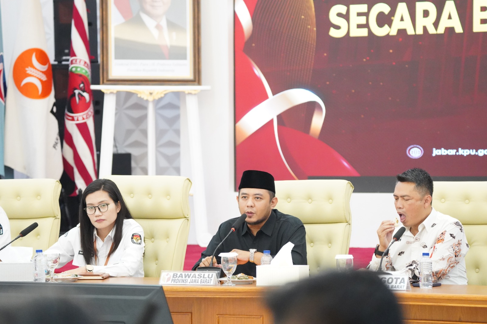 Ketua Bawaslu Provinsi Jawa Barat H. Zacky Muhammad Zam Zam (tengah) memaparkan hasil pengawasan kelembagaan dalam Rapat Koordinasi Pemutakhiran Data Partai Politik Secara Berkelanjutan Semester I Tahun 2026 yang diselenggarakan oleh KPU Provinsi Jawa Barat di Ballroom KPU Jabar, Kota Bandung, Senin (22/6/2026).  