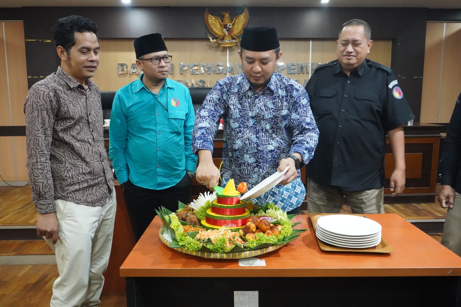 Ketua dan Anggota Bawaslu Jawa Barat melakukan prosesi pemotongan tumpeng dalam rangka peringatan Hari Ulang Tahun ke-13 Bawaslu Provinsi Jawa Barat, Jumat (26/6/2026).