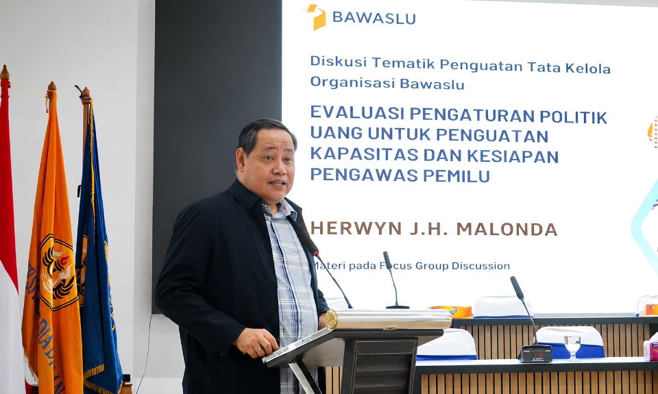 Anggota Bawaslu Herwyn Z Malonda memaparkan evaluasi pengaturan Politik Uang di FISIP UNPAD