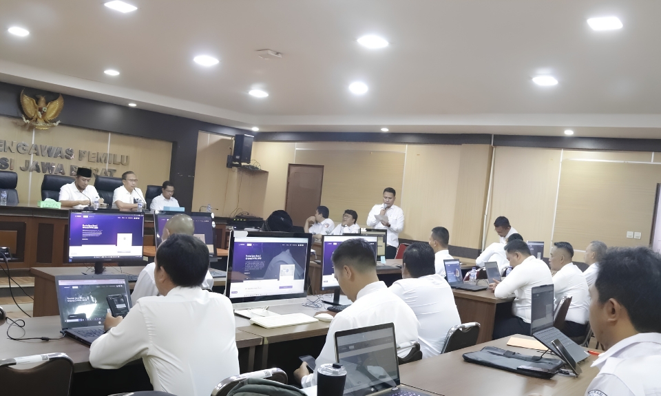 Peserta Orientasi Pegawai Pemerintah dengan Perjanjian Kerja (PPPK) Bawaslu se-Jawa Barat mengikuti sesi pembukaan orientasi