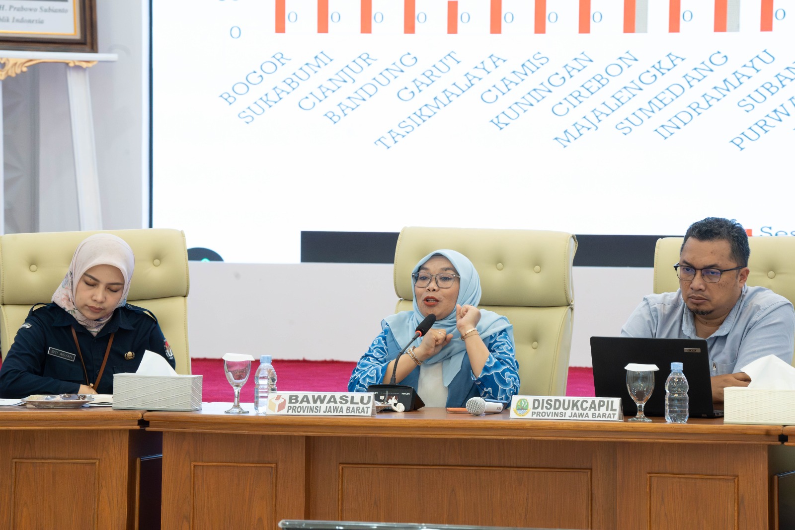 Koordinator Divisi P2H Bawaslu Provinsi Jawa Barat Nuryamah (tengah) saat menyampaikan rekomendasi dan hasil pengawasan PDPB Triwulan II Tahun 2026 kepada KPU Provinsi Jawa Barat di Kantor KPU Provinsi Jawa Barat, Kota Bandung, Selasa (30/6/2026).