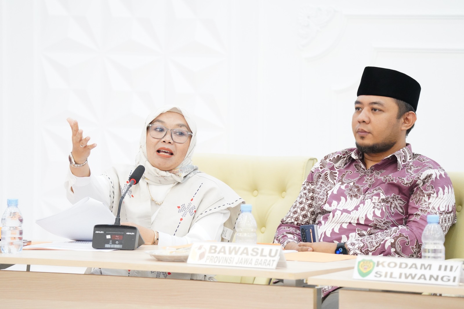 Ketua Bawaslu Provinsi Jawa Barat H. Zacky Muhammad Zam Zam bersama Koordinator Divisi P2H Hj. Nuryamah saat menghadiri sekaligus memberikan rekomendasi dalam Rapat Pleno Terbuka Rekapitulasi Pemutakhiran Data Pemilih Berkelanjutan (PDPB) Tingkat Provinsi Jawa Barat Periode Semester I Tahun 2026 di Aula KPU Provinsi Jawa Barat, Kota Bandung, Senin (6/7/2026).