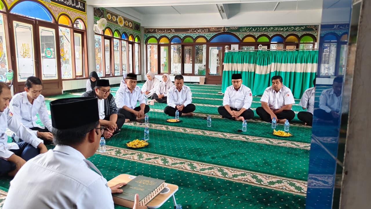 Pimpinan dan Jajaran Sekretariat Bawaslu Jabar sedang duduk berhimpun pembinaan mental spiritual Jumat Sehati di Masjid Kantor Bawaslu Provinsi Jawa Barat, Kota Bandung, Rabu (29/7/2026).