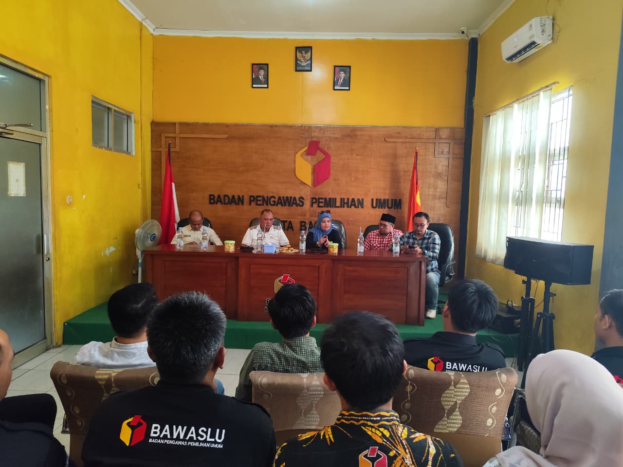 Anggota Bawaslu RI Lolly Suhenty dan Totok Haryono didampingi jajaran pimpinan Bawaslu Provinsi Jawa Barat memberikan arahan kelembagaan dalam kunjungan kerja di hadapan jajaran pengawas di Kantor Bawaslu Kota Banjar, Kamis (3/9/2026).