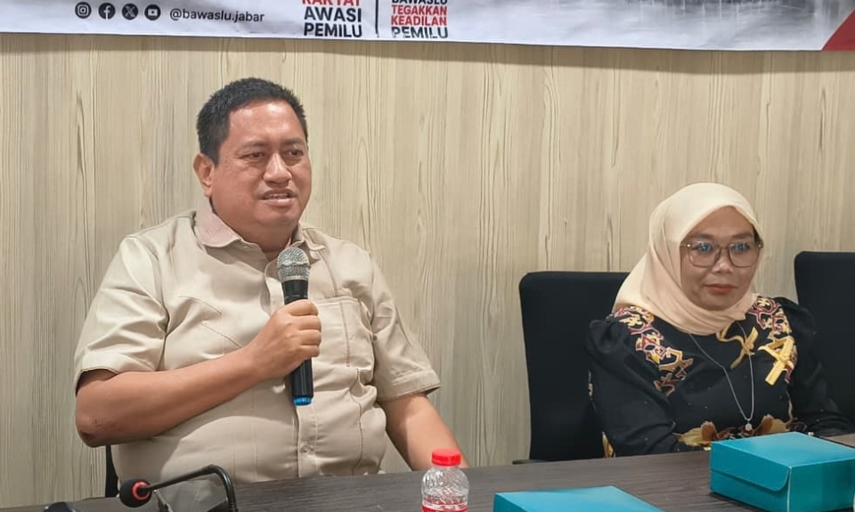 Anggota Bawaslu Provinsi Jawa Barat Syaiful Bachri dan Hj. Nuryamah