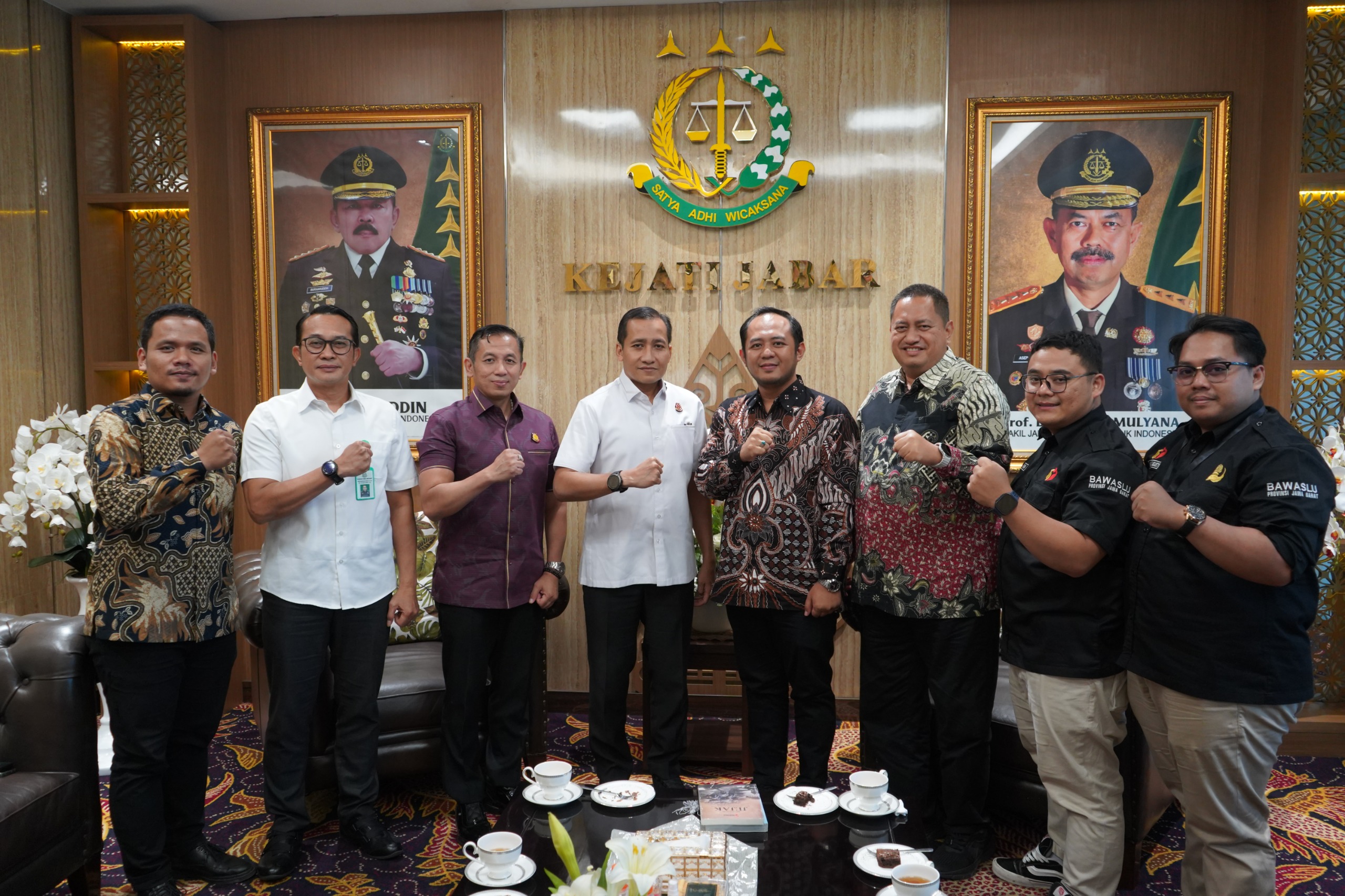 Ketua dan Anggota Bawaslu Jabar Zacky Muhammad Zam Zam (keempat dari kiri), dan Syaiful Bachri (ketiga dari kiri) bersama jajaran berfoto bersama Kepala Kejaksaan Tinggi Jawa Barat Mohammad Teguh Darmawan (kelima dari kiri) usai menggelar audiensi penguatan sinergi kelembagaan dan evaluasi Sentra Gakkumdu di Kantor Kejati Jabar, Kamis (15/10/2026).