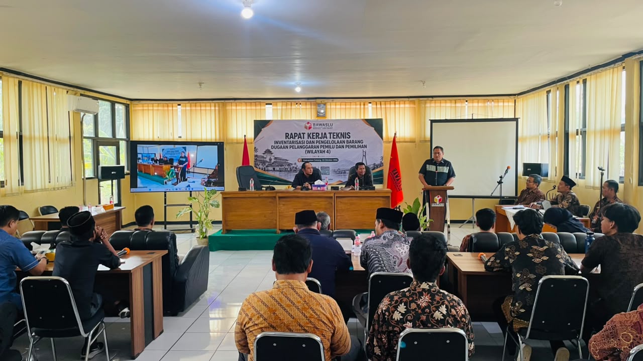 Koordinator Divisi Penanganan Pelanggaran Bawaslu Jawa Barat Syaiful Bachri menyampaikan arahan dari podium didampingi Ketua Bawaslu Jawa Barat Zacky Muhammad Zam Zam dalam Rapat Kerja Teknis Pengelolaan Barang Dugaan Pelanggaran di Kantor Bawaslu Kabupaten Subang, Kamis (22/10/2026).
