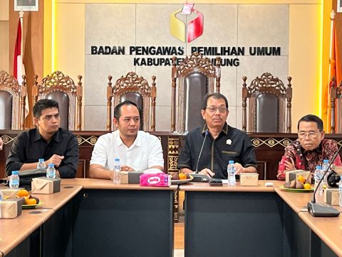 Ketua Bawaslu Jawa Barat, Zacky Muhammad Zam Zam (tengah kanan), bersama jajaran DPRD Provinsi Jawa Barat dan pemangku kepentingan terkait saat mengikuti Focus Group Discussion (FGD) persiapan penyelenggaraan Pemilu 2029 di Kantor Bawaslu Kabupaten Bandung, Soreang, Kamis (14/5/2026).