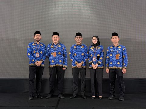Sekretaris Jenderal Bawaslu RI, Drs. Ferdinand Eskol Tiar Sirait, M.H., M.E., M.Si. (tengah), berfoto bersama perwakilan Pegawai Negeri Sipil (PNS) Bawaslu Provinsi Jawa Barat usai prosesi Pengambilan Sumpah/Janji PNS di Jakarta, Selasa (19/5/2026).