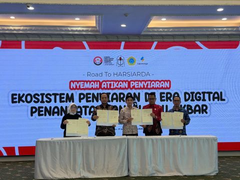 Ketua Bawaslu Provinsi Jawa Barat, H. Zacky Muhammad Zam Zam (kedua dari kiri), dan Ketua KPID Provinsi Jawa Barat, Dr. Adiyana Slamet, S.IP., M.Si. (kedua dari kanan), bersama sejumlah pimpinan lembaga mitra strategis menunjukkan dokumen Nota Kesepahaman (MoU) Akbar usai prosesi penandatanganan di Auditorium Lt. 17 Smart Building UNIKOM, Kota Bandung, Rabu (20/5/2026)