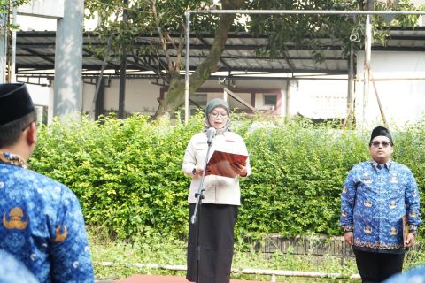 Anggota Bawaslu Provinsi Jawa Barat, Nuryamah saat memimpin Upacara Hari Kebangkitan Nasional 2026 di Lapangan Upacara Bawaslu Provinsi Jawa Barat, Rabu (20/5/26).
