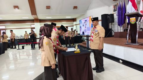 Ketua Badan Pengawas Pemilihan Umum Provinsi Jawa Barat, Zacky Muhammad Zam Zam, didampingi Anggota Bawaslu Jawa Barat, Nuryamah, dan Kepala Sekretariat, Widodo Wuryanto, menandatangani nota kesepahaman penguatan pengawasan partisipatif masyarakat di Gedung Pramuka Jawa Barat, Bandung, Kamis (21/5/2026).
