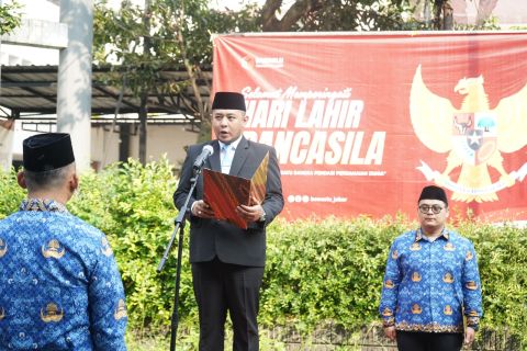 Ketua Bawaslu Provinsi Jawa Barat H. Zacky Muhammad Zam Zam bertindak sebagai Inspektur Upacara saat membacakan pidato tertulis Kepala BPIP RI pada Upacara Peringatan Hari Lahir Pancasila di lapangan Sekretariat Bawaslu Provinsi Jawa Barat, Kota Bandung, Senin (1/6/2026). 
