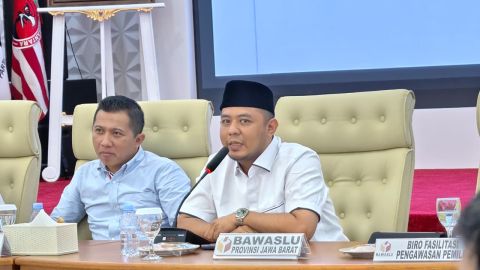 Ketua Bawaslu Provinsi Jawa Barat, Zacky Muhammad Zam Zam, menyampaikan pandangan mengenai pentingnya mitigasi bencana dalam penyelenggaraan pemilu pada Diskusi Evaluasi Mitigasi Bencana Alam Provinsi Jawa Barat untuk Kesiapan Pemilu 2029 di Aula KPU Provinsi Jawa Barat, Rabu (3/6/2026).