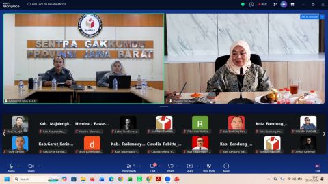 Koordinator Divisi Pencegahan dan Partisipasi Masyarakat Bawaslu Jabar Hj. Nuryamah, S.E.I., M.H. memberikan apresiasi dan arahan strategis dalam Rapat Evaluasi Pelaksanaan P2P Tahun 2026 secara daring bersama Bawaslu Kabupaten/Kota se-Jawa Barat, Senin (27/7/2026).