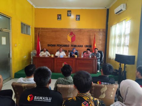 Anggota Bawaslu RI Lolly Suhenty dan Totok Haryono didampingi jajaran pimpinan Bawaslu Provinsi Jawa Barat memberikan arahan kelembagaan dalam kunjungan kerja di hadapan jajaran pengawas di Kantor Bawaslu Kota Banjar, Kamis (3/9/2026).