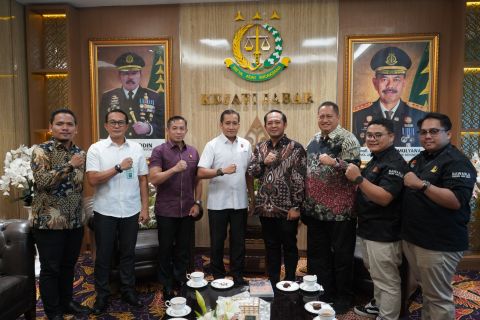 Ketua dan Anggota Bawaslu Jabar Zacky Muhammad Zam Zam (keempat dari kiri), dan Syaiful Bachri (ketiga dari kiri) bersama jajaran berfoto bersama Kepala Kejaksaan Tinggi Jawa Barat Mohammad Teguh Darmawan (kelima dari kiri) usai menggelar audiensi penguatan sinergi kelembagaan dan evaluasi Sentra Gakkumdu di Kantor Kejati Jabar, Kamis (15/10/2026).