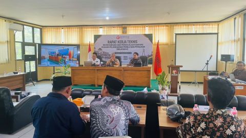 Moderator M. Arie dari Bawaslu Provinsi Jawa Barat (paling kiri) memandu pemaparan materi dari narasumber Kaka Suminta (tengah) dan Zaki Hilmi (kanan) dalam Rapat Kerja Teknis Pengelolaan Barang Dugaan Pelanggaran di Kantor Bawaslu Kabupaten Subang, Kamis (22/10/2026).