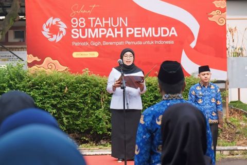 Koordinator Divisi Pencegahan dan Partisipasi Masyarakat Bawaslu Provinsi Jawa Barat Hj. Nuryamah memimpin Upacara Peringatan Hari Sumpah Pemuda ke-98 di lapangan upacara Kantor Bawaslu Jabar, Kota Bandung, Rabu (28/10/2026).