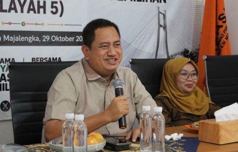 Koordinator Divisi Penanganan Pelanggaran Bawaslu Provinsi Jawa Barat Syaiful Bachri menyampaikan arahan didampingi Koordiv. Pencegahan dan Partisipasi Masyarakat Hj. Nuryamah dalam Rapat Kerja Teknis Pengelolaan BDP Wilayah 5 di Kantor Bawaslu Kabupaten Majalengka, Kamis (29/10/2026).