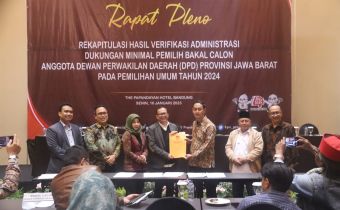 BAWASLU JABAR HADIR DAN AWASI LANGSUNG RAPAT PLENO REKAP VERMIN DUKUNGAN MINIMAL PEMILIH PERSEORANGAN BAKAL CALON ANGGOTA DPD 