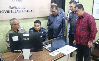 KOMISI INFORMASI MEMASTIKAN UPAYA PENGEMBANGAN KETERBUKAAN INFORMASI DI BAWASLU PROVINSI JAWA BARAT 