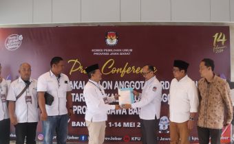 BAWASLU JABAR LAKUKAN PENGAWASAN PENDAFTARAN EMPAT CALON ANGGOTA DPD & SATU PARTAI YANG MENGAJUKAN CALON ANGGOTA DPRD PROVINSI JAWA BARAT DI HARI KEDELAPAN