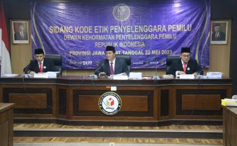 SIDANG DKPP KEMBALI DIGELAR DI KANTOR BAWASLU PROVINSI JAWA BARAT 
