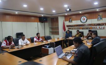 SINERGI DENGAN PEMANTAU, BAWASLU JABAR TERIMA AUDIENSI LAKI