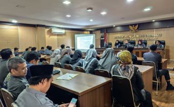 Kepala Sekretariat Bawaslu Jabar Widodo Wuryanto sedang mempimpin Rapat Konsolidasi Sekretariat Awal Tahun Anggaran 2026 (5/1/26)