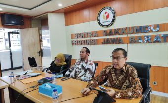 Ketua Bawaslu Jabar Zacky Muhammad Zam Zam, Kordiv P2HM Hj. Nuryamah dan Kepala Sekretariat Widodo Wuryanto sedang melakukan Rapat Koordinasi Bawaslu Kabupaten/Kota se-Jawa Barat yang digelar secara daring (Kamis (22/1/2026).