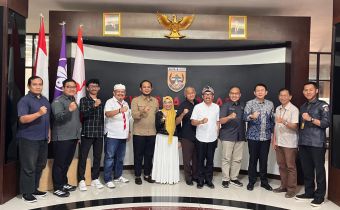 Ketua Bawaslu Jabar Zacky Muhammad Zam Zam dan Kordiv. P2HM Hj. Nuryamah berfoto bersama sesaat setelah audiensi dengan Kwarda Gerakan Pramuka Jawa Barat (3/2/2026)