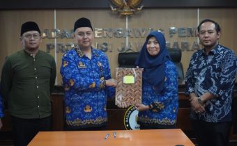 Ketua dan Kordiv. SDMO Bawaslu Jabar berfoto saat simbolis sertijab Kepala Bagian HHDI Bawaslu Jabar (12/2/26)