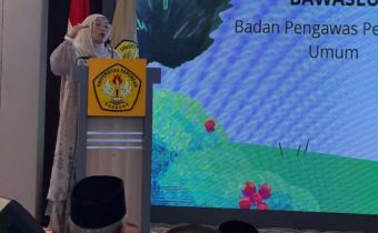 Kordiv. P2H Bawaslu Jabar Hj. Nuryamah sedang menyampaikan materi dalam konsolidasi demokrasi di Unpas (25/2/26)