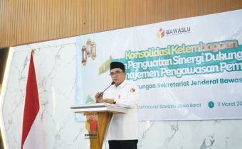 Deputi Bidang Administrasi Bawaslu RI, La Bayoni saat memberikan sambutan pada kegiatan konsolidasi kelembagaan di Bawaslu Provinsi Jawa Barat, Rabu, (11/2/2026).