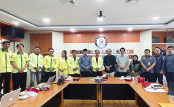 Ketua Bawaslu Provinsi Jawa Barat Zacky Muhammad Zam Zam (keenam dari kanan), Kordiv. SDMO Fereddy, Kordiv. Hukum Diklat Usep Agus Zawari, dan Kordiv. P2H Nuryamah (keempat dari kanan) berfoto bersama jajaran Pemuda Katolik Komda Jawa Barat usai audiensi penguatan pengawasan partisipatif di Ruang Gakkumdu, Bawaslu Jawa Barat, Selasa (31/3/2026) pukul 14.30 WIB.