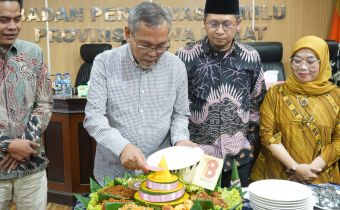 Anggota Bawaslu Jabar sedang memotong tumpeng dalam rangka HUT Bawaslu RI ke-18, di kantor Bawaslu Jabar (9/4/26)