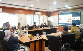 Kepala Biro Fasilitas Pengawasan Pemilu Bawaslu RI Eliazar Barus, Kordiv Pencegahan dan Partisipasi Masyarakat Bawaslu Provinsi Jawa Barat Hj. Nuryamah, Kepala Sekretariat Bawaslu Provinsi Jawa Barat Widodo Wuryanto, Tenaga Ahli Pencegahan Bawaslu RI Iji Jaelani dan jajaran Sekretariat Bawaslu Provinsi Jawa Barat mengikuti diskusi Pojok Pengawasan mengenai refleksi dan akselerasi pengawasan serta integrasi sistem pengawasan yang dilaksanakan secara daring dari Kantor Bawaslu Jabar (16/4/26)