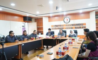 Ketua Bawaslu Provinsi Jawa Barat Zacky Muhammad Zam Zam dan Hj. Nuryamaj Kordiv P2H Bawaslu Jabar menerima audiensi Ketua Bappera FH Unpas M. Kurniawan beserta jajaran pengurus di Ruang Gakkumdu Bawaslu Provinsi Jawa Barat, Kota Bandung, Senin (27/4/2026),